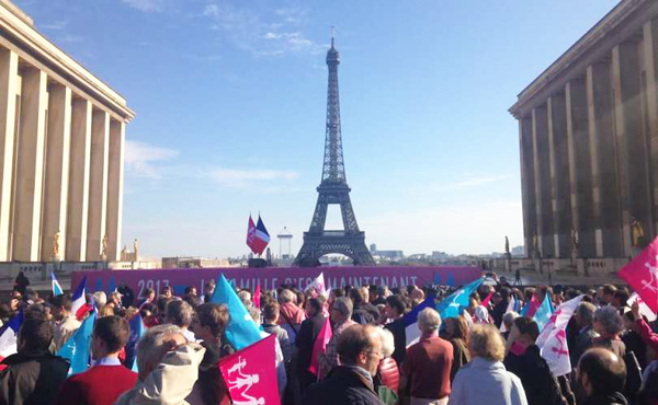 Storstilet demonstration i Paris mod regeringens familiepolitik