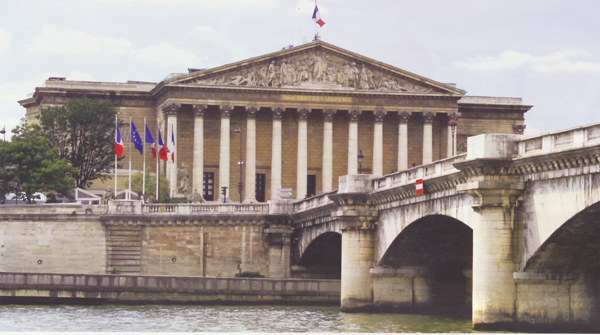 Frankrig: Meningscensur ophøjet til lov