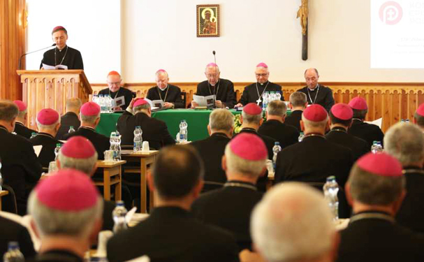 Polens biskopper: Ingen kommunion til fraskilte gengifte